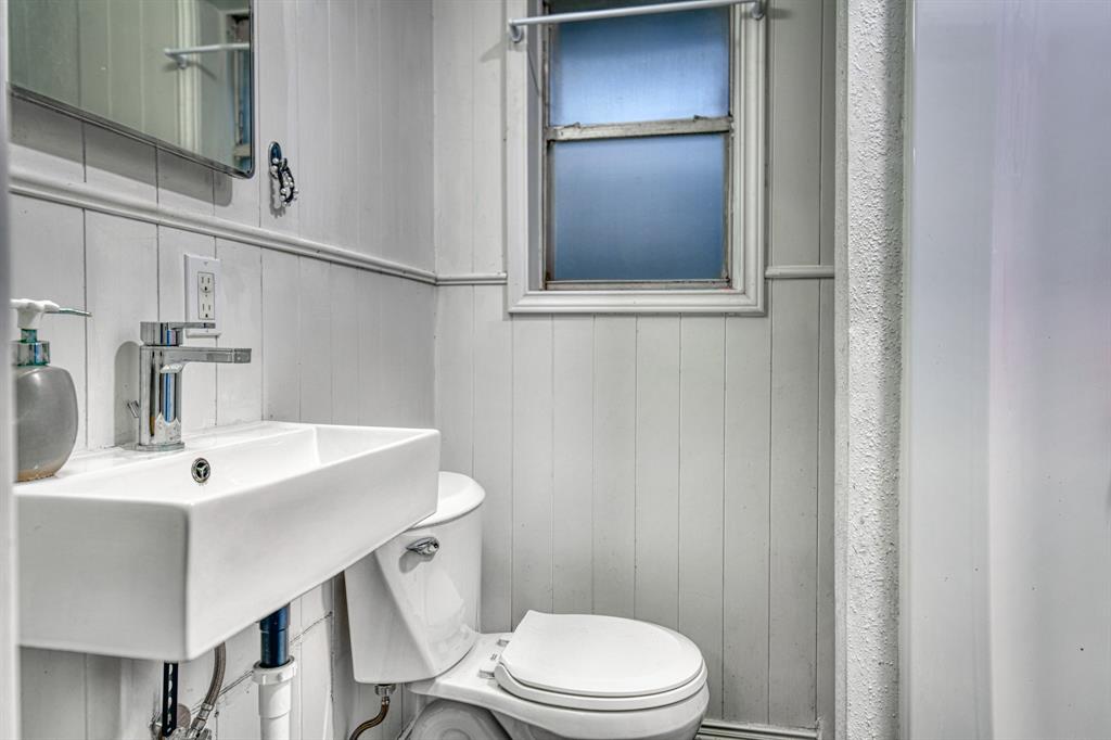 1304 Crestview Drive Kaufman, TX 75142 - Photo 9 of 26 a bathroom with a sink a toilet and shower