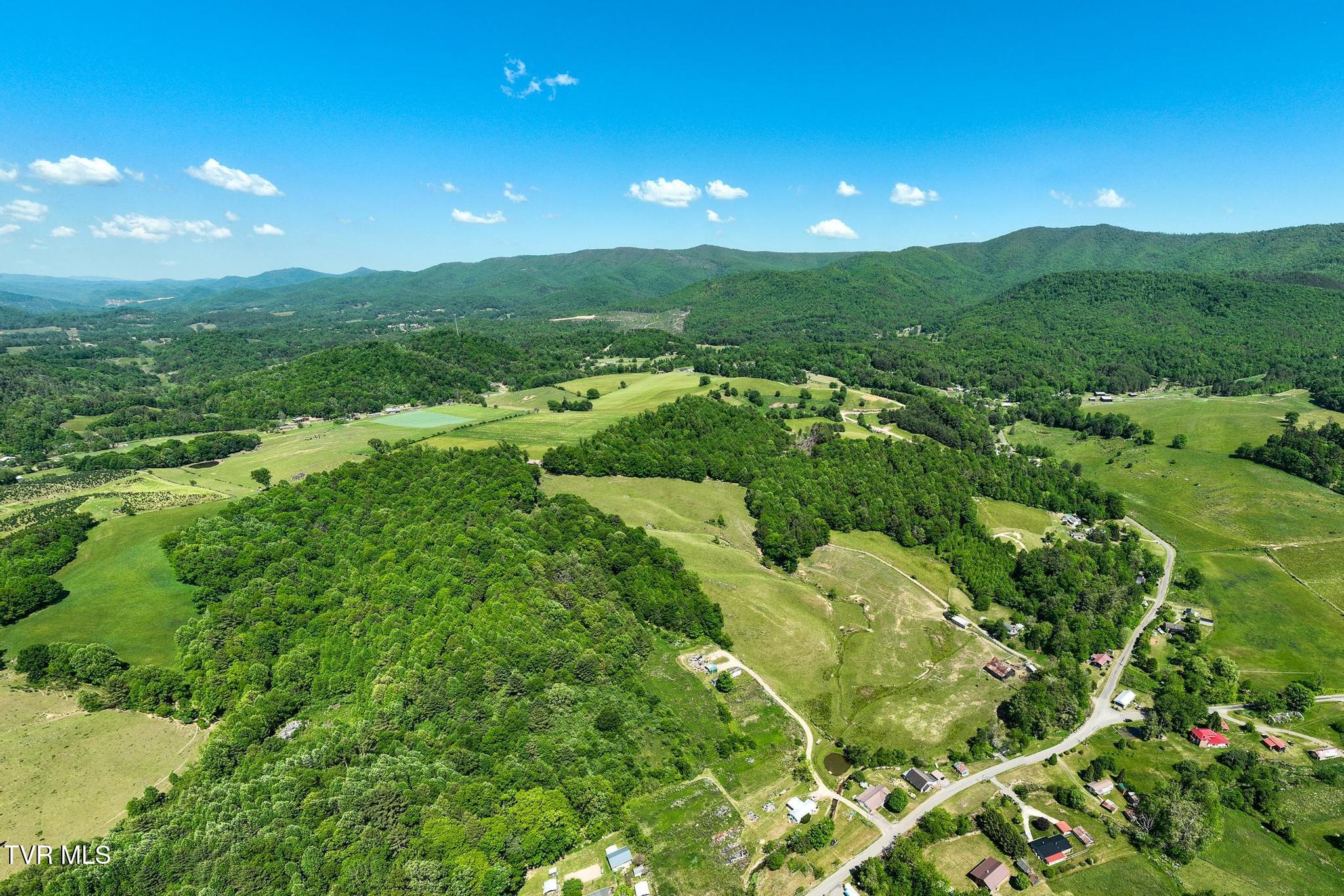 517 Mill Creek Road Mountain City, TN 37683 - Photo 7 of 52 517 Mill Creek Road (9 of 52)