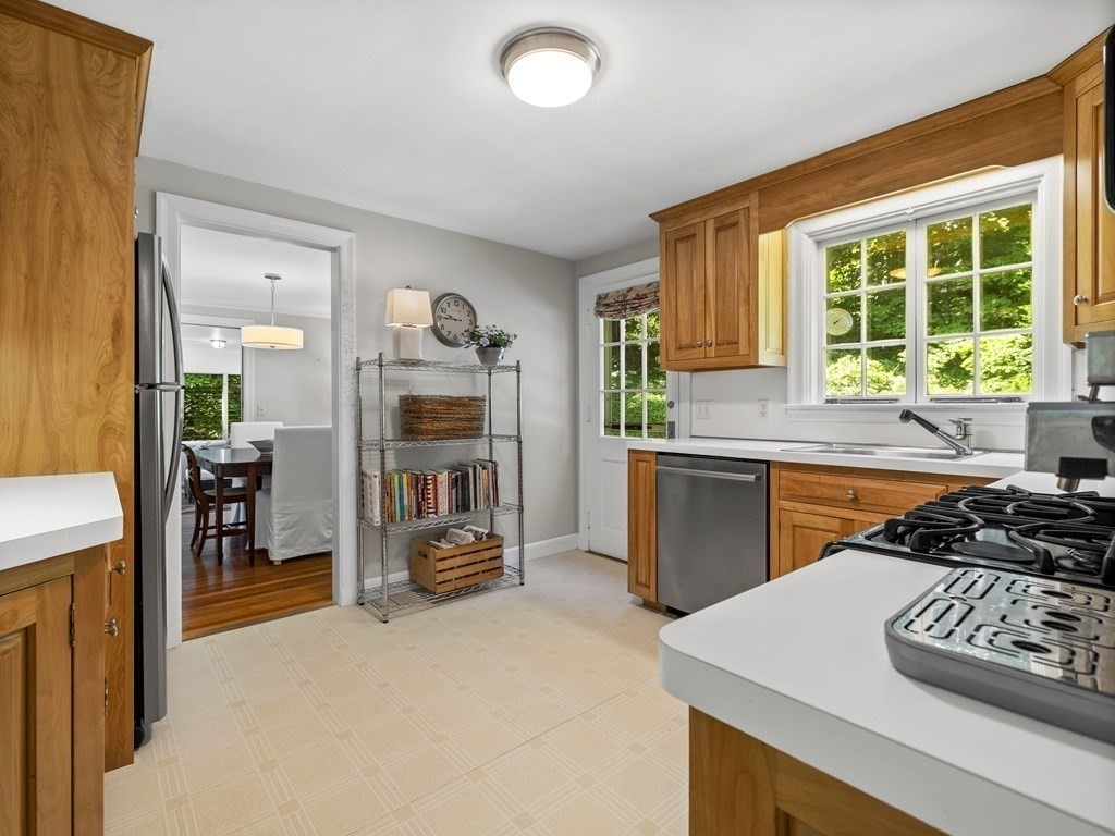 75 Standish Road Wellesley, MA 02481 - Photo 9 of 19