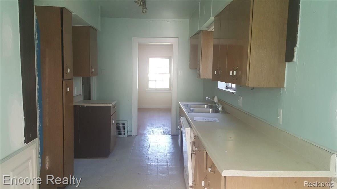 16562 Sunderland Road Detroit, MI 48219 - Photo 8 of 16 20160518_092123.jpg