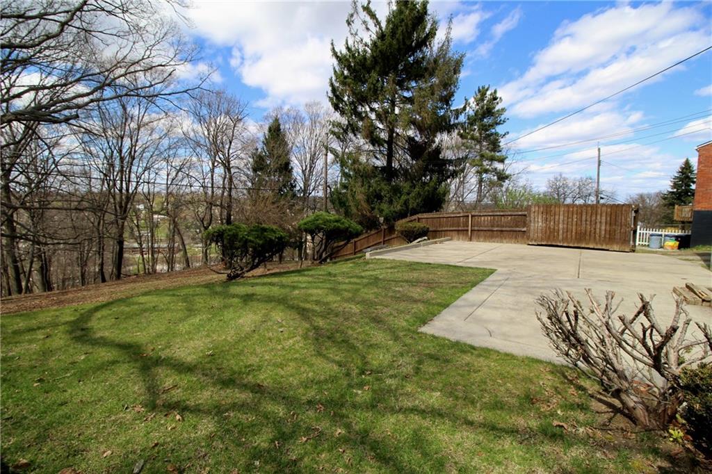 226 Castle Road Castle Shannon, PA 15234 - Photo 17 of 19 Back yard.