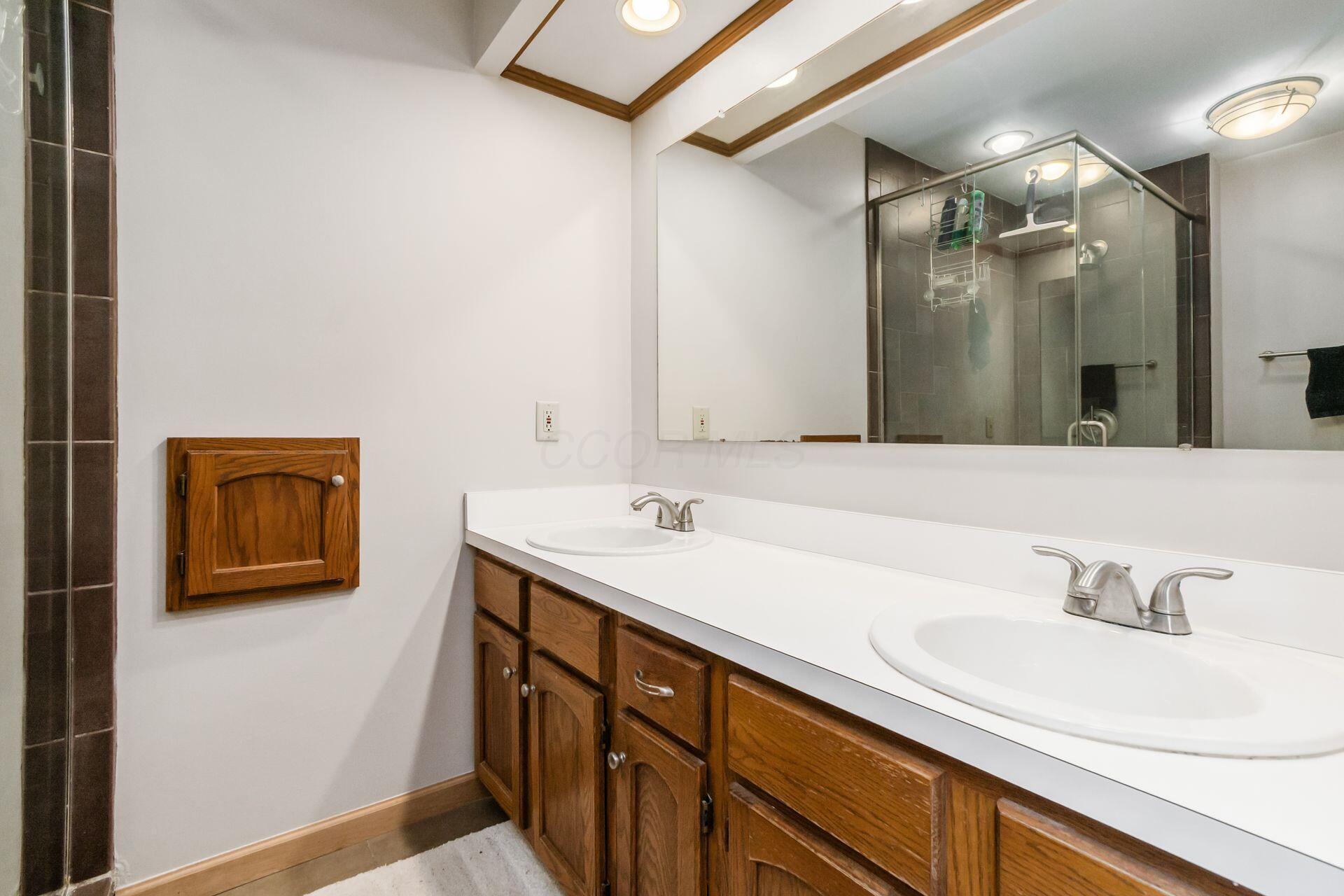 129 Meadow Ridge Court Powell, OH 43065 - Photo 28 of 44 Bathroom