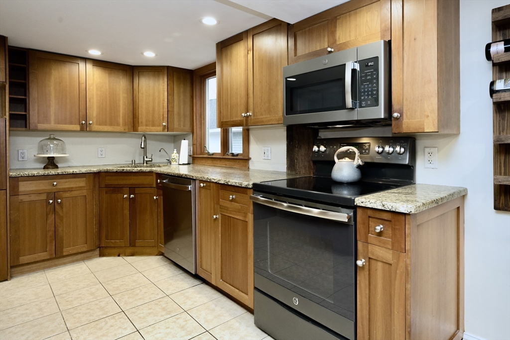 182 Hines Road Cumberland, RI 02864 - Photo 5 of 26