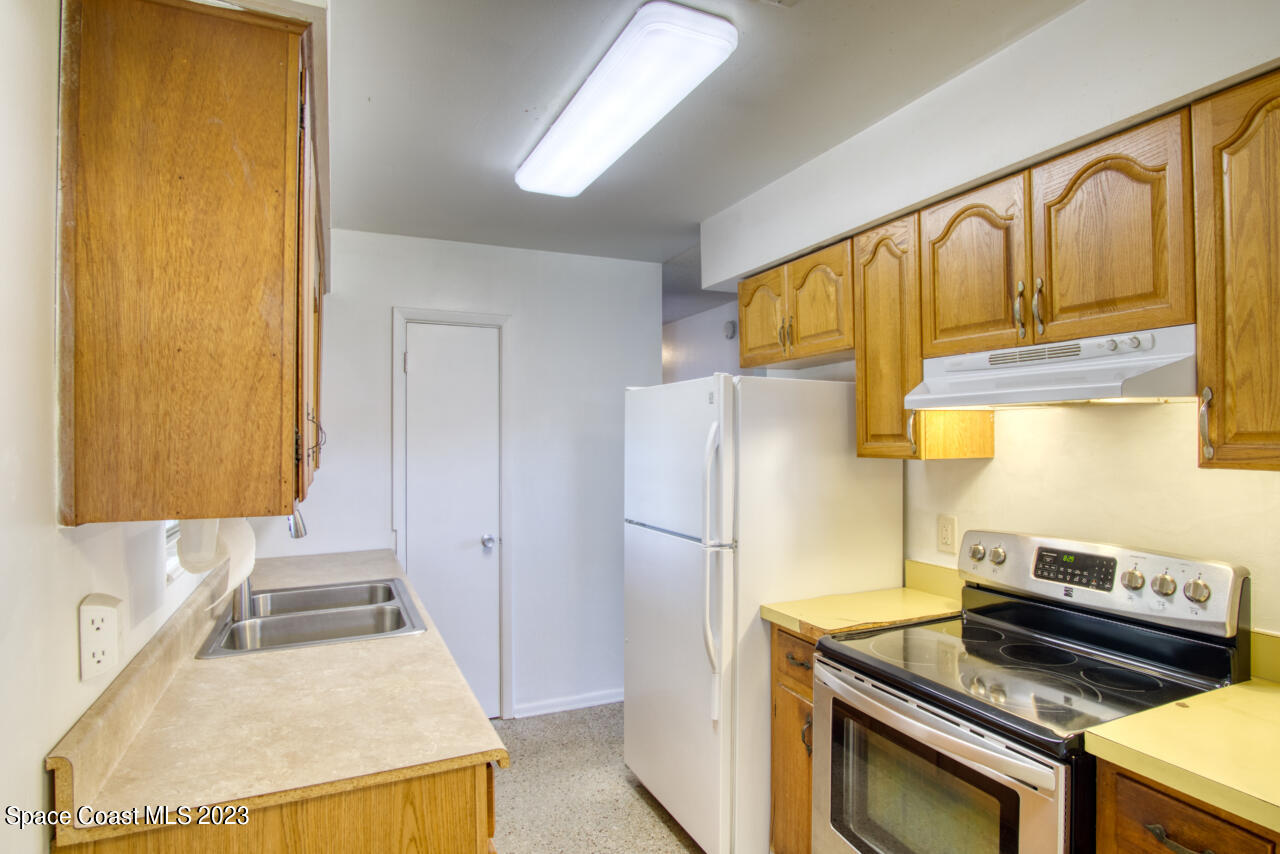 3101 Dairy Road Melbourne, FL 32901 - Photo 5 of 28 a kitchen with a stove and a refrigerator