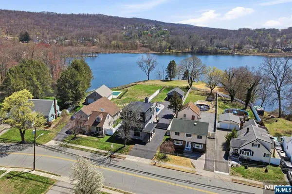 $949,900 | 1074 Colfax Avenue, Pompton Lakes, NJ 07442