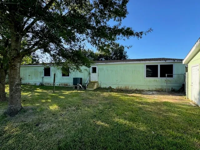 a view of a house with a backyard