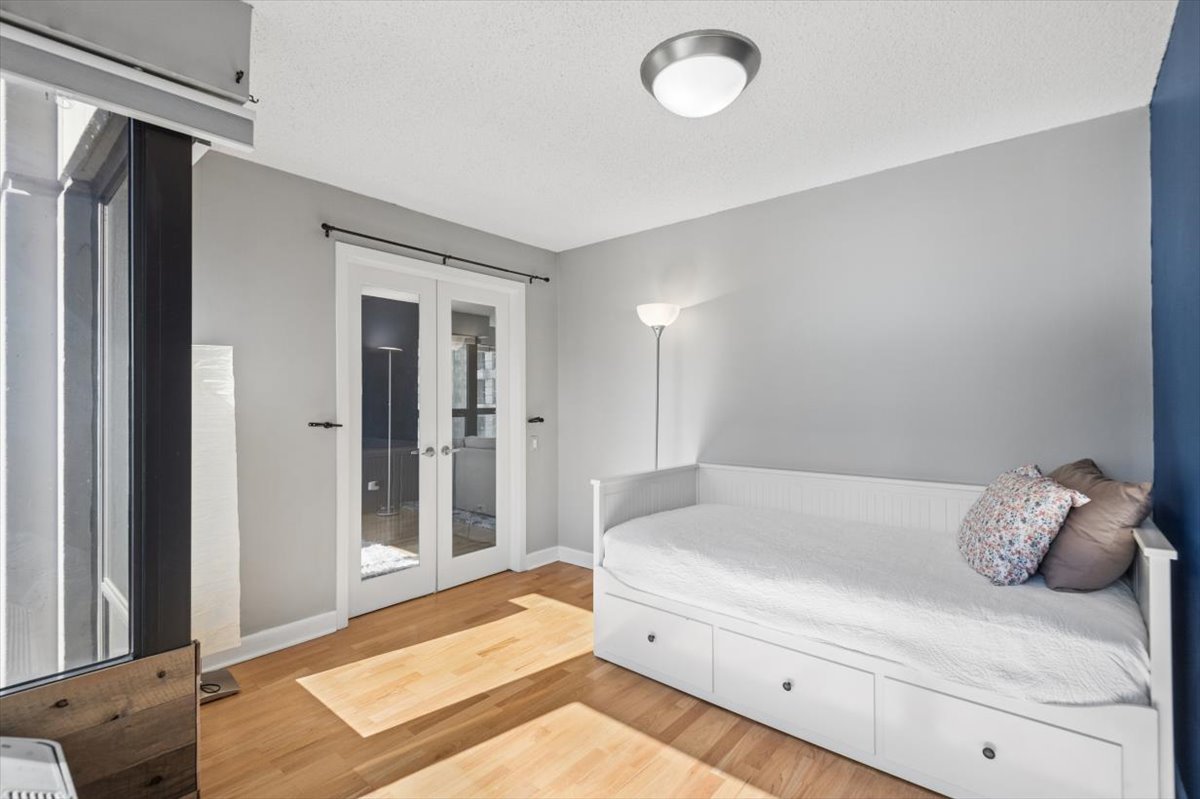 30 East Huron Street, Unit 2204 Chicago, IL 60611 - Photo 16 of 36 a bedroom with a bed and a window