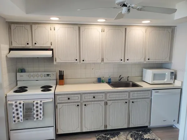 $4,000 | 895 South Gulfview Boulevard, Unit 202, Clearwater, FL 33767