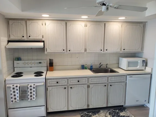 $4,000 | 895 South Gulfview Boulevard, Unit 202, Clearwater, FL 33767