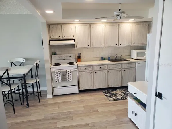 $4,000 | 895 South Gulfview Boulevard, Unit 202, Clearwater, FL 33767