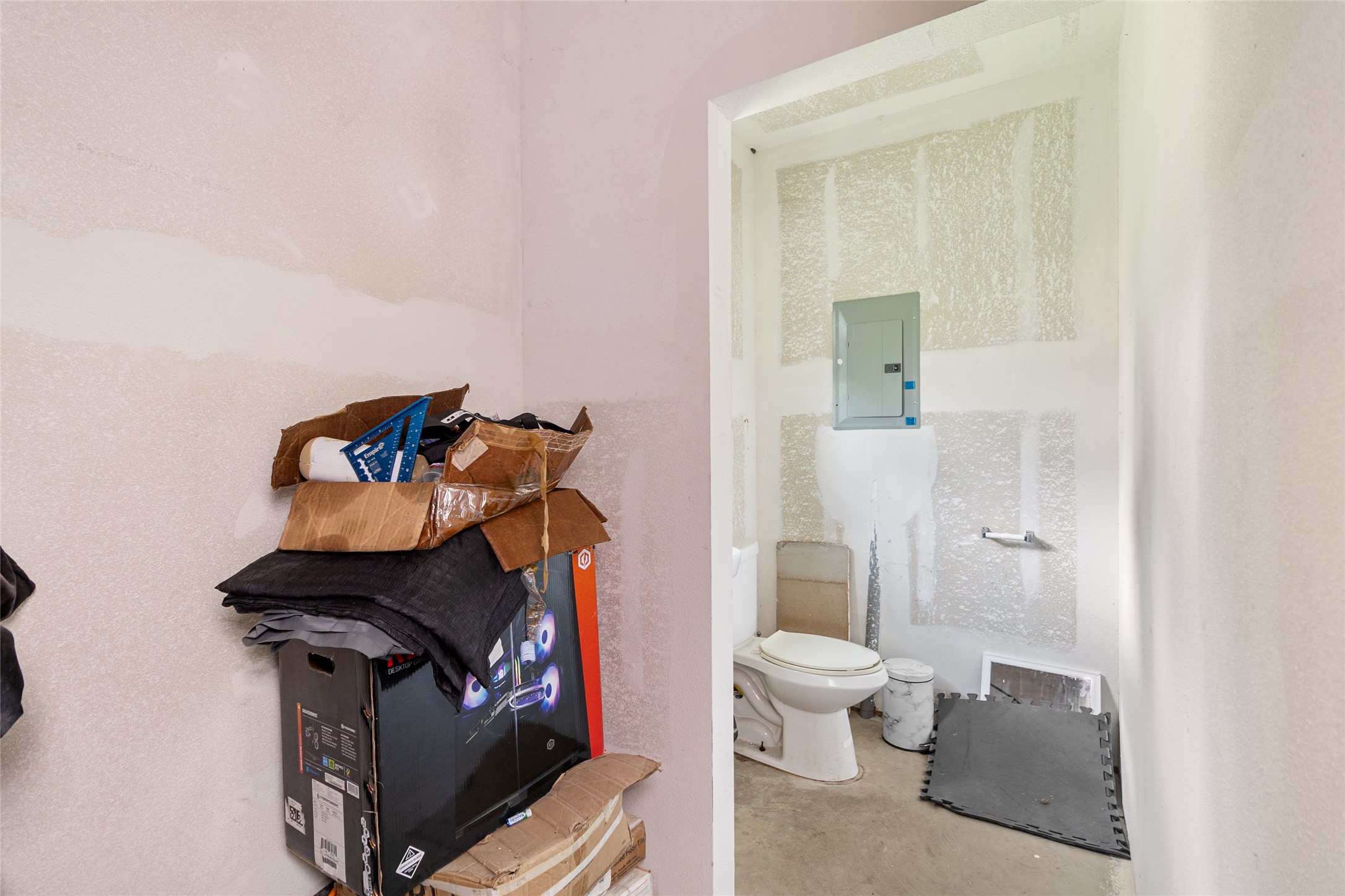228 Geneva Road Huntsville, TX 77320 - Photo 19 of 26 a living room with furniture and a gate