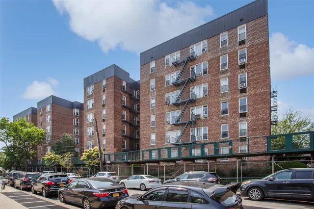 $480,000 | 83-37 St James Avenue, Unit 2R | Elmhurst