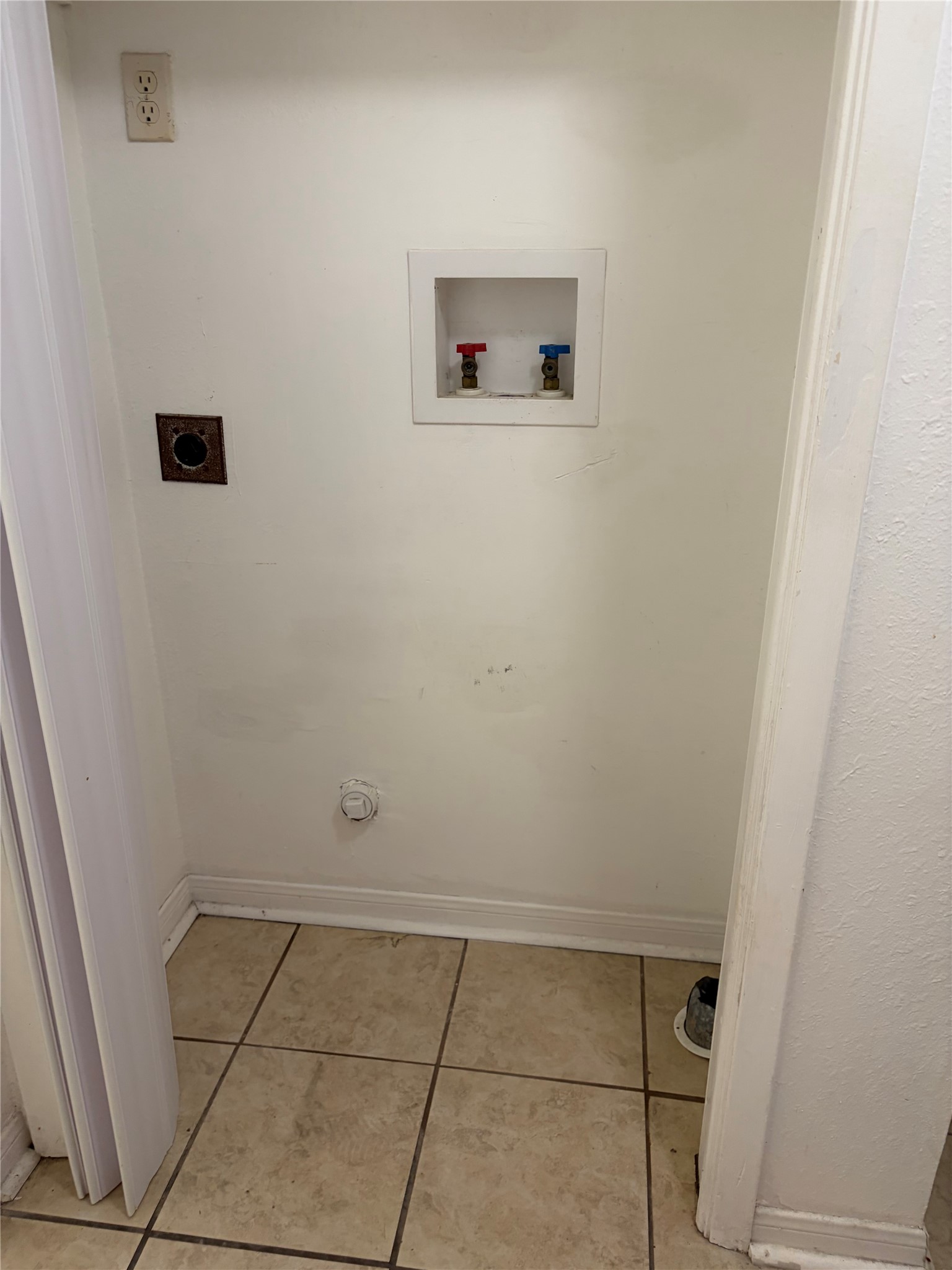 1221 Houston Street, Unit 4 Rosenberg, TX 77471 - Photo 11 of 12 Washer Dryer Connection