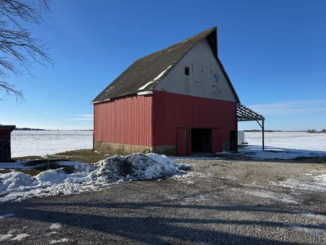 a front view of house with yard