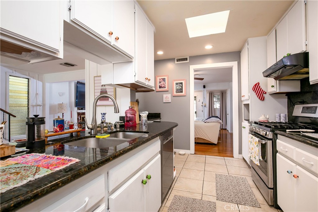 20748 Vose Street Winnetka, CA 91306 - Photo 11 of 26