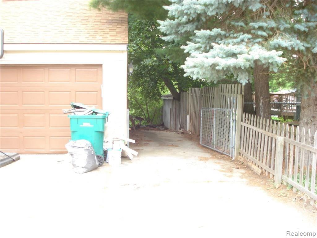 6422 Pontiac Lake Road Waterford, MI 48327 - Photo 36 of 37