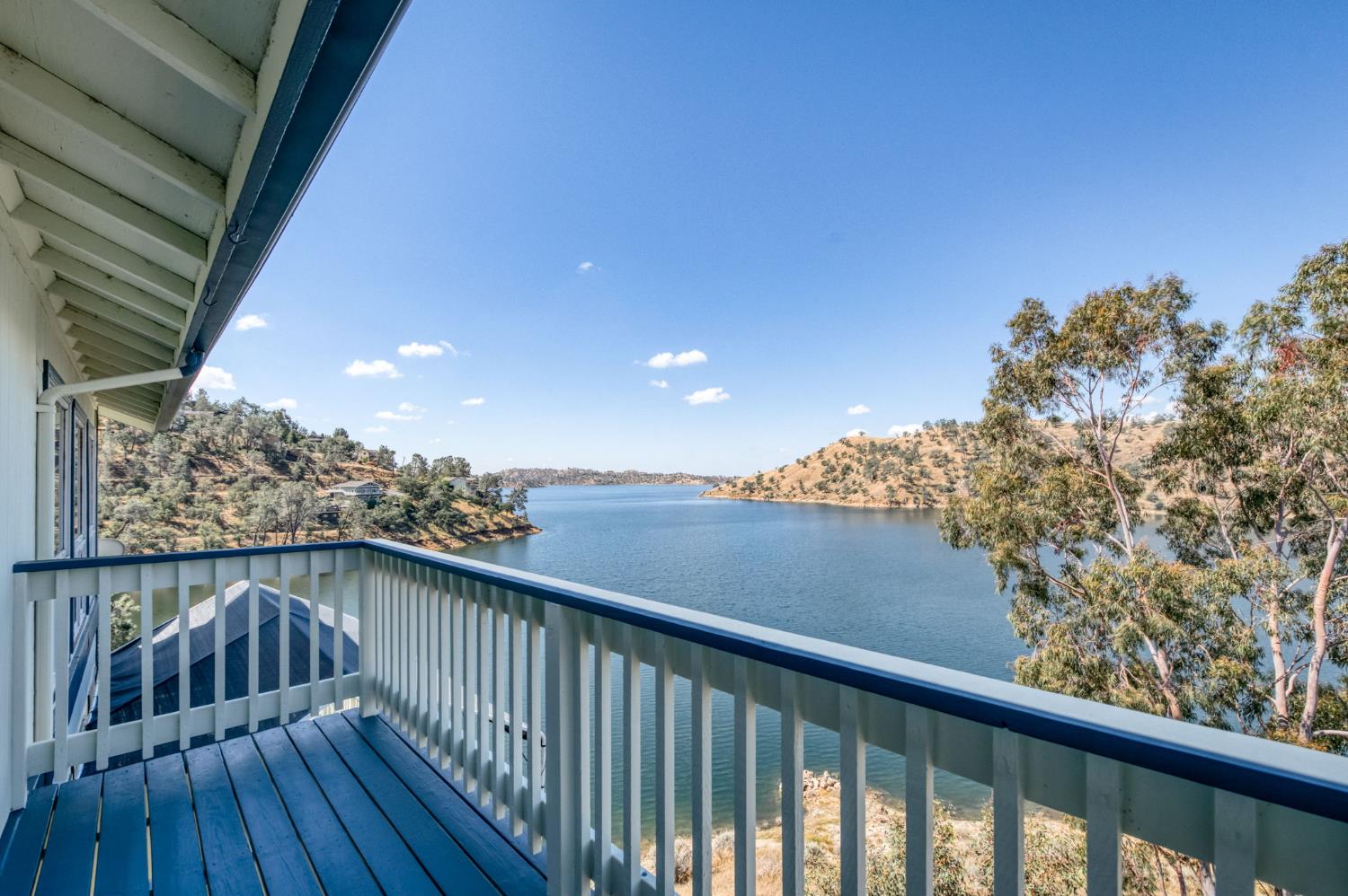 28037 Sky Harbour Road Friant, CA 93626 - Photo 26 of 40 a balcony with wooden floor and fence
