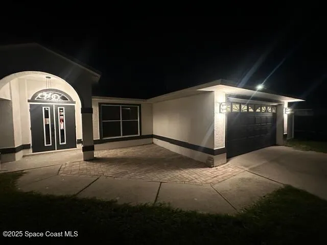 a view of back yard of the house