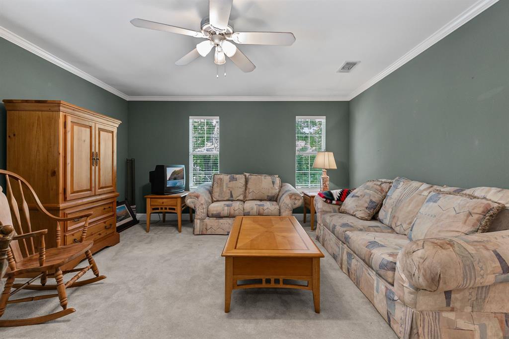 7581 Highway 24 Commerce, TX 75428 - Photo 17 of 40 a living room with furniture