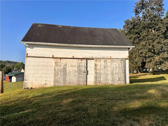 a view of a back yard
