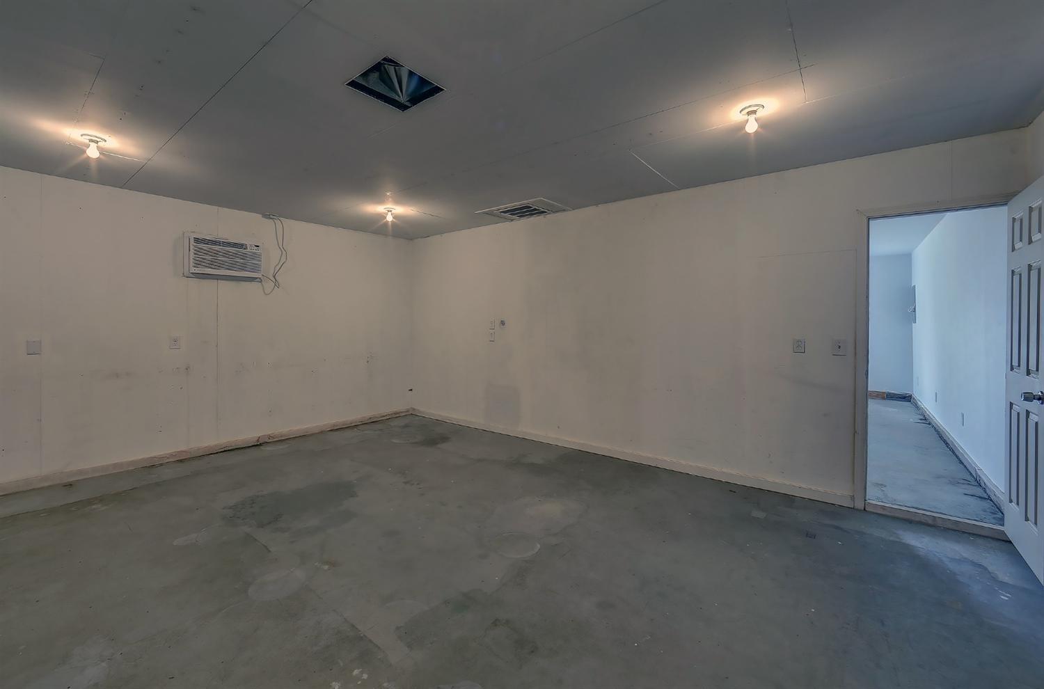 3710 Calhoun Road Medford, OR 97501 - Photo 14 of 18 an empty room with a ceiling fan and window