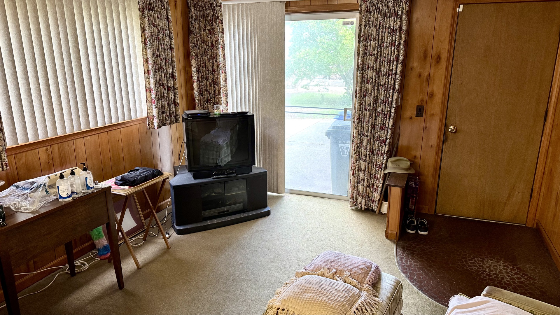 900 East Golfview Drive Mount Prospect, IL 60056 - Photo 11 of 11 a living room with furniture and a flat screen tv