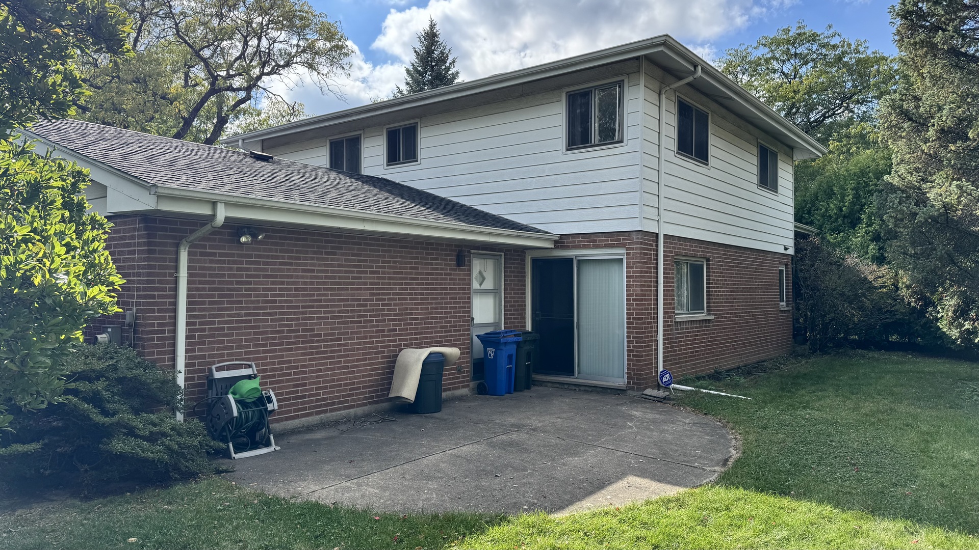 900 East Golfview Drive Mount Prospect, IL 60056 - Photo 3 of 11 a view of a house with a yard and plants