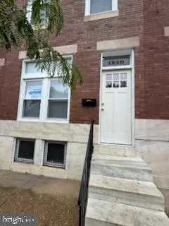 a view of entryway of the house