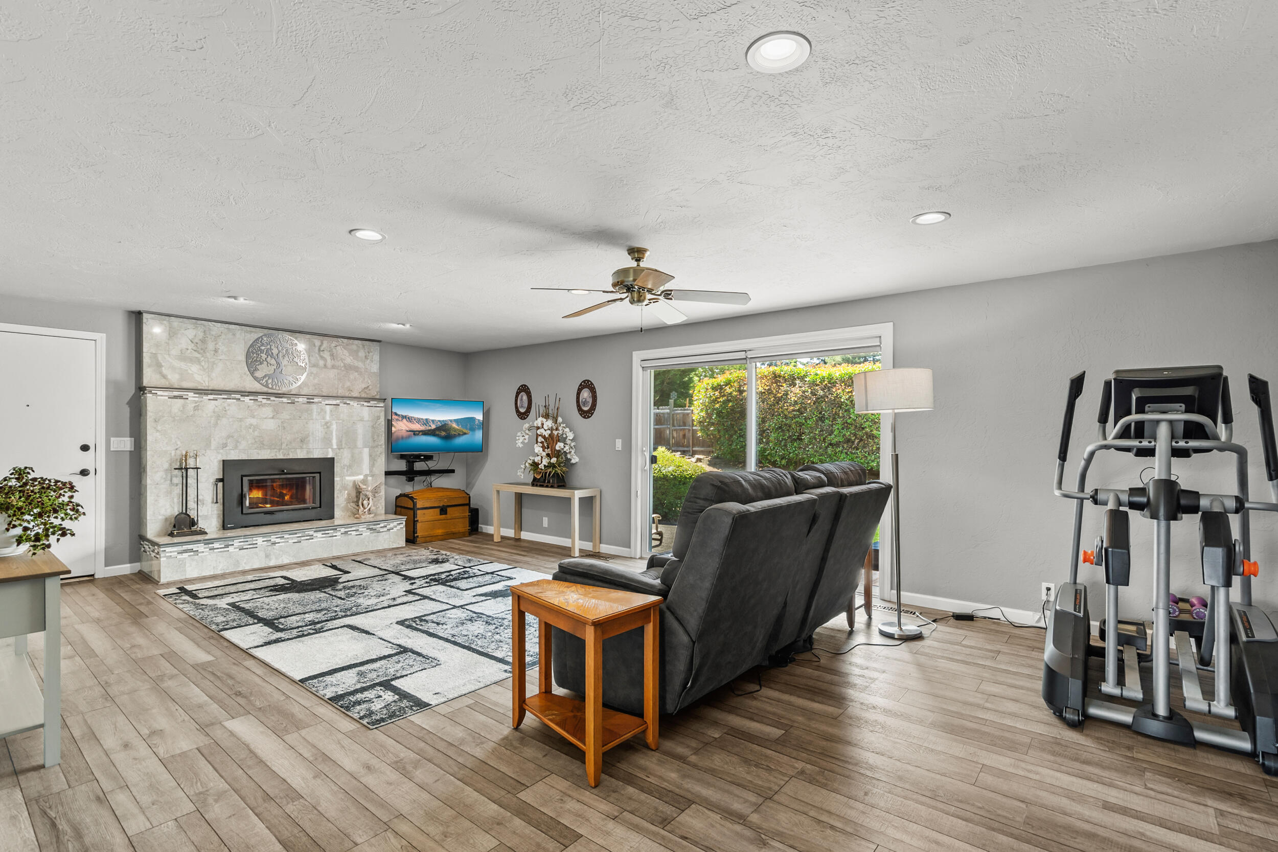 723 Pierce Road Medford, OR 97504 - Photo 9 of 38 family room with fireplace insert
