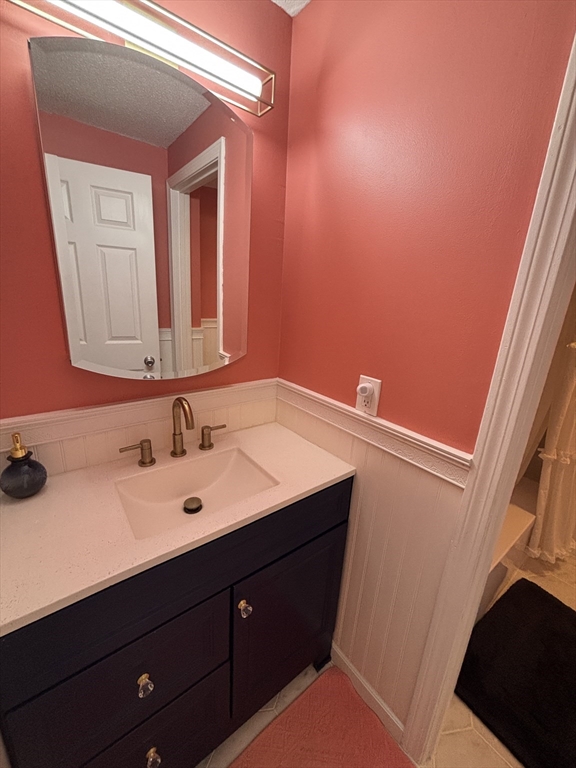 8 Beal's Cove Road, Unit K Hingham, MA 02043 - Photo 6 of 10 a bathroom with a sink and a mirror