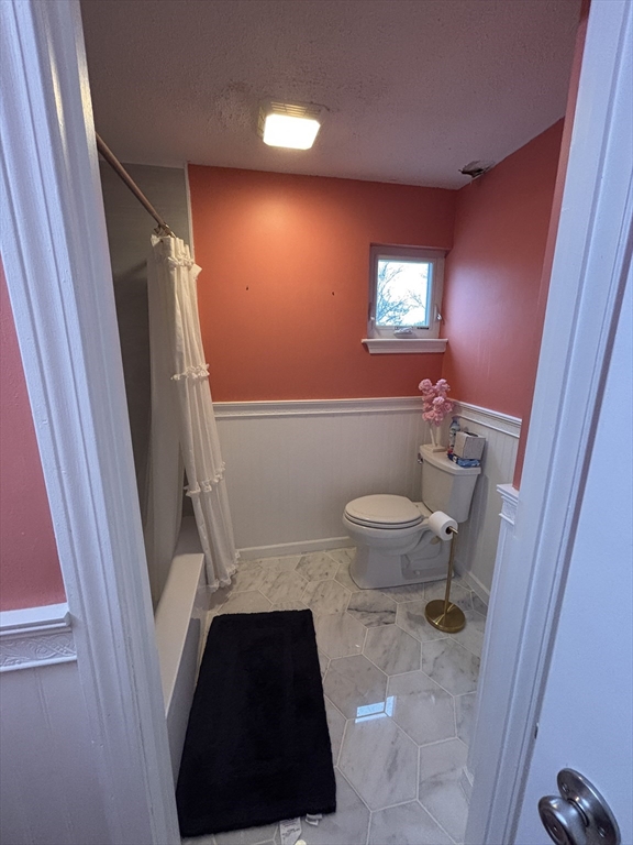 8 Beal's Cove Road, Unit K Hingham, MA 02043 - Photo 7 of 10 a bathroom with a toilet and a mirror