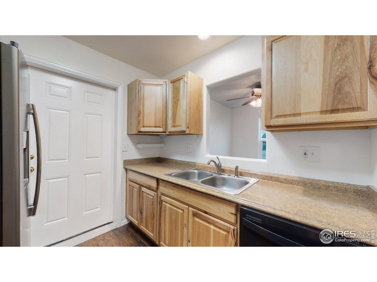 3725 Riverside Parkway Evans, CO 80620 - Photo 10 of 35 Kitchen