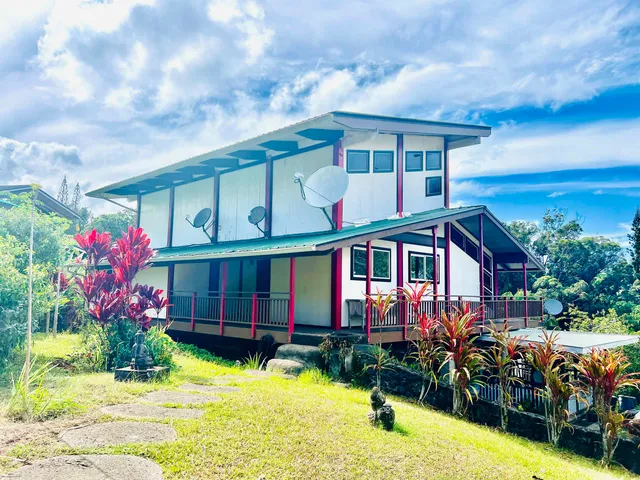 a front view of house with yard