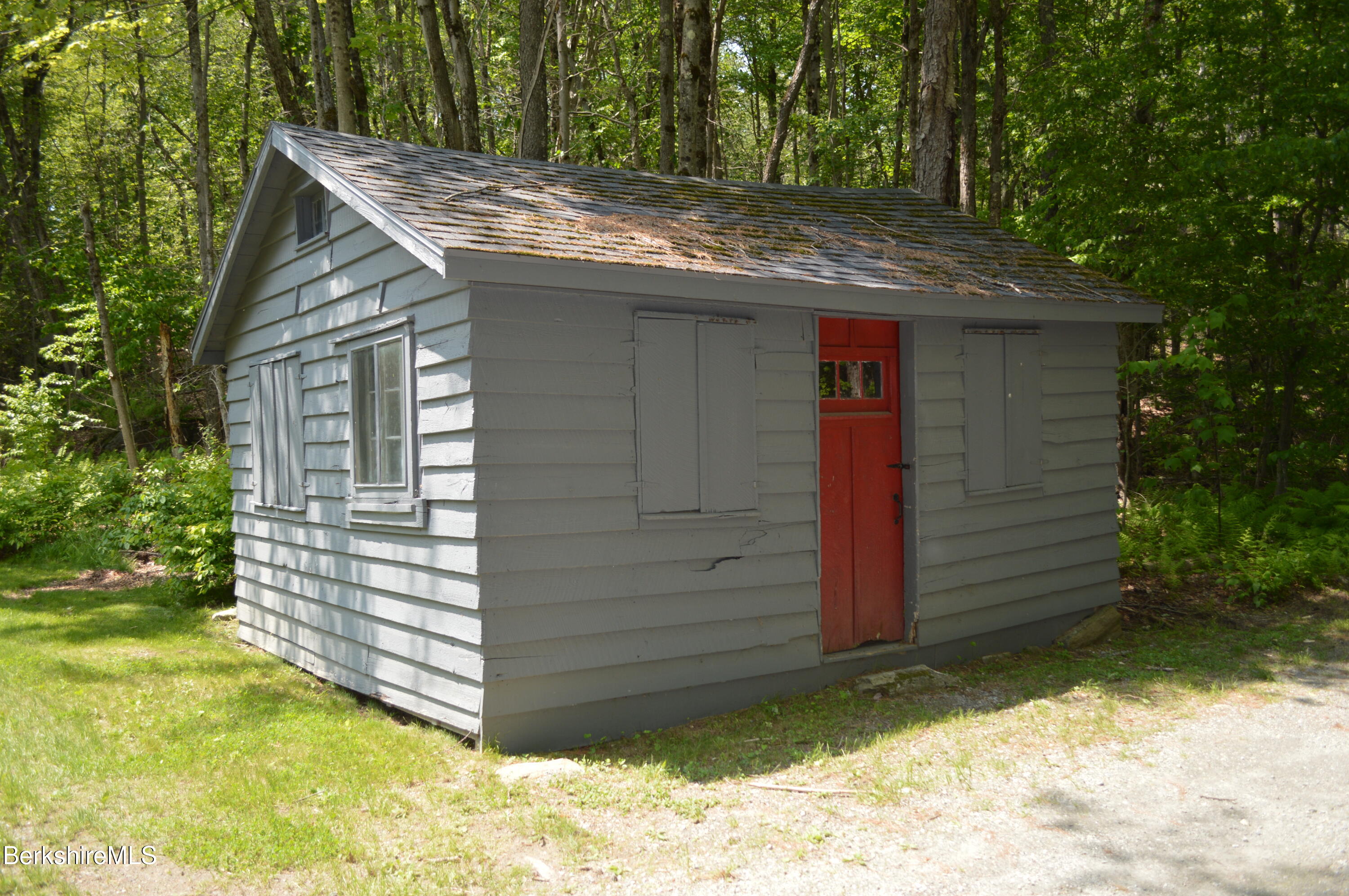 162 Ymca Road Becket, MA 01223 - Photo 52 of 53 Little beach toy shed