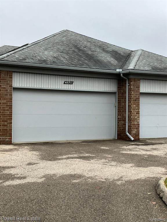 48711 Bridgeview Court Utica, MI 48315 - Photo 2 of 17