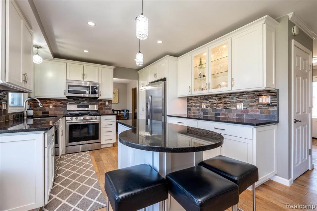695 Lake Forest Road Rochester Hills, MI 48309 - Photo 15 of 47
