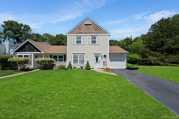 $579,000 | 6 Woodchuck Trail, Coram, NY 11727