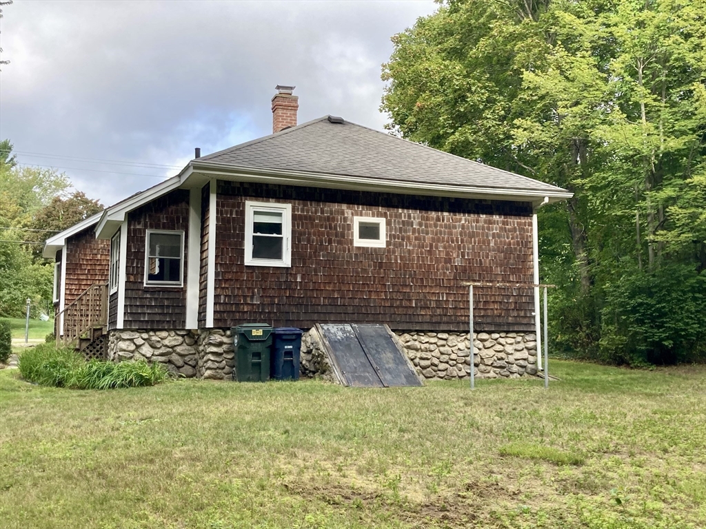 124 Bailey Road Holden, MA 01520 - Photo 4 of 37 a front view of a house with garden
