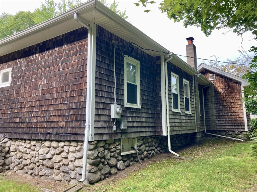 124 Bailey Road Holden, MA 01520 - Photo 5 of 37 a front view of a house with garden