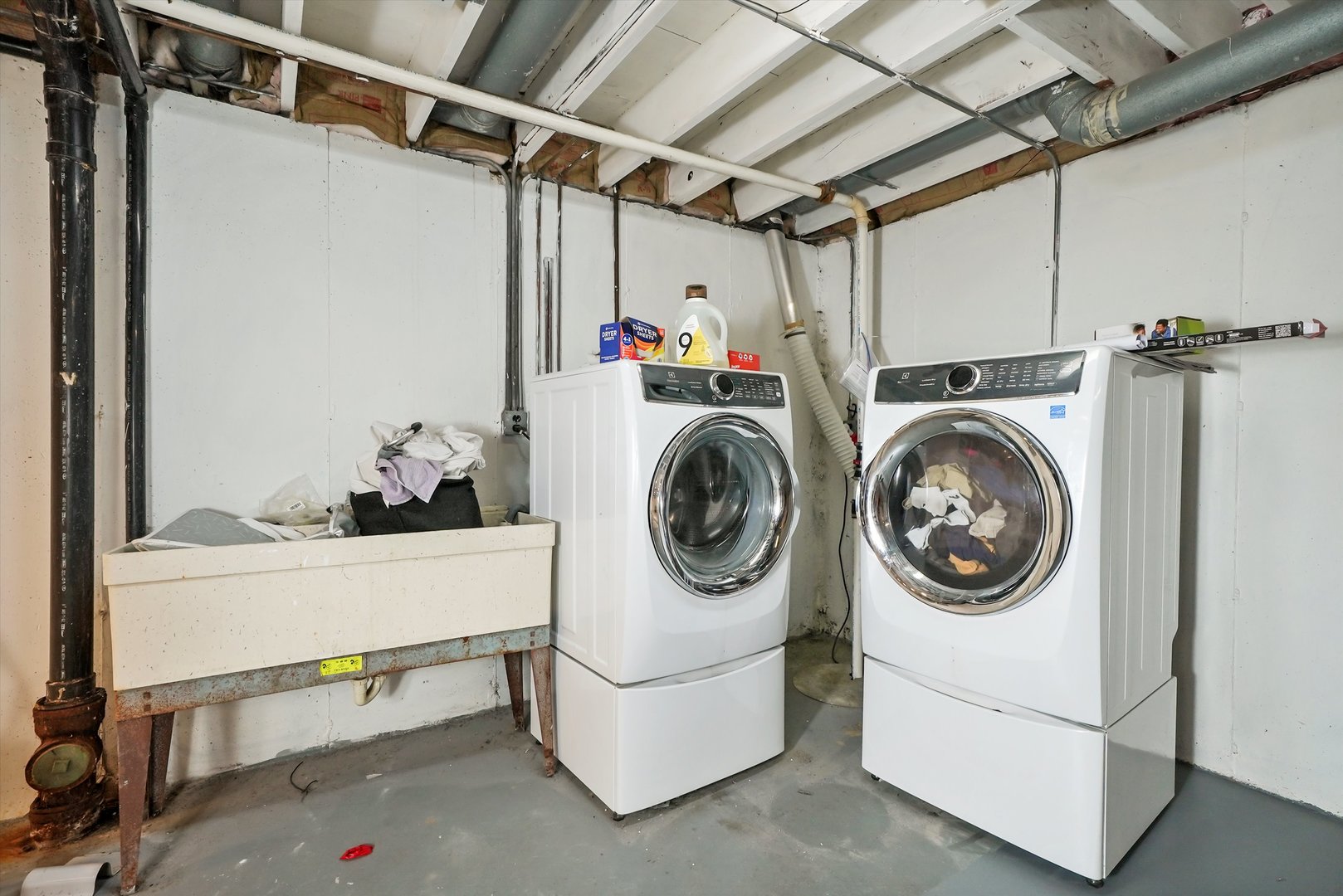 41 Lockman Circle Elgin, IL 60123 - Photo 44 of 46 a utility room with dryer and washer