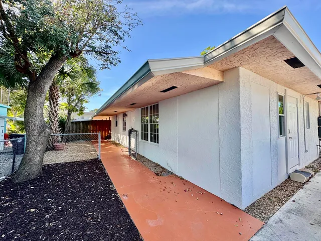 $2,950 | 1514 North Federal Highway, Unit 2, Lake Worth Beach, FL 33460