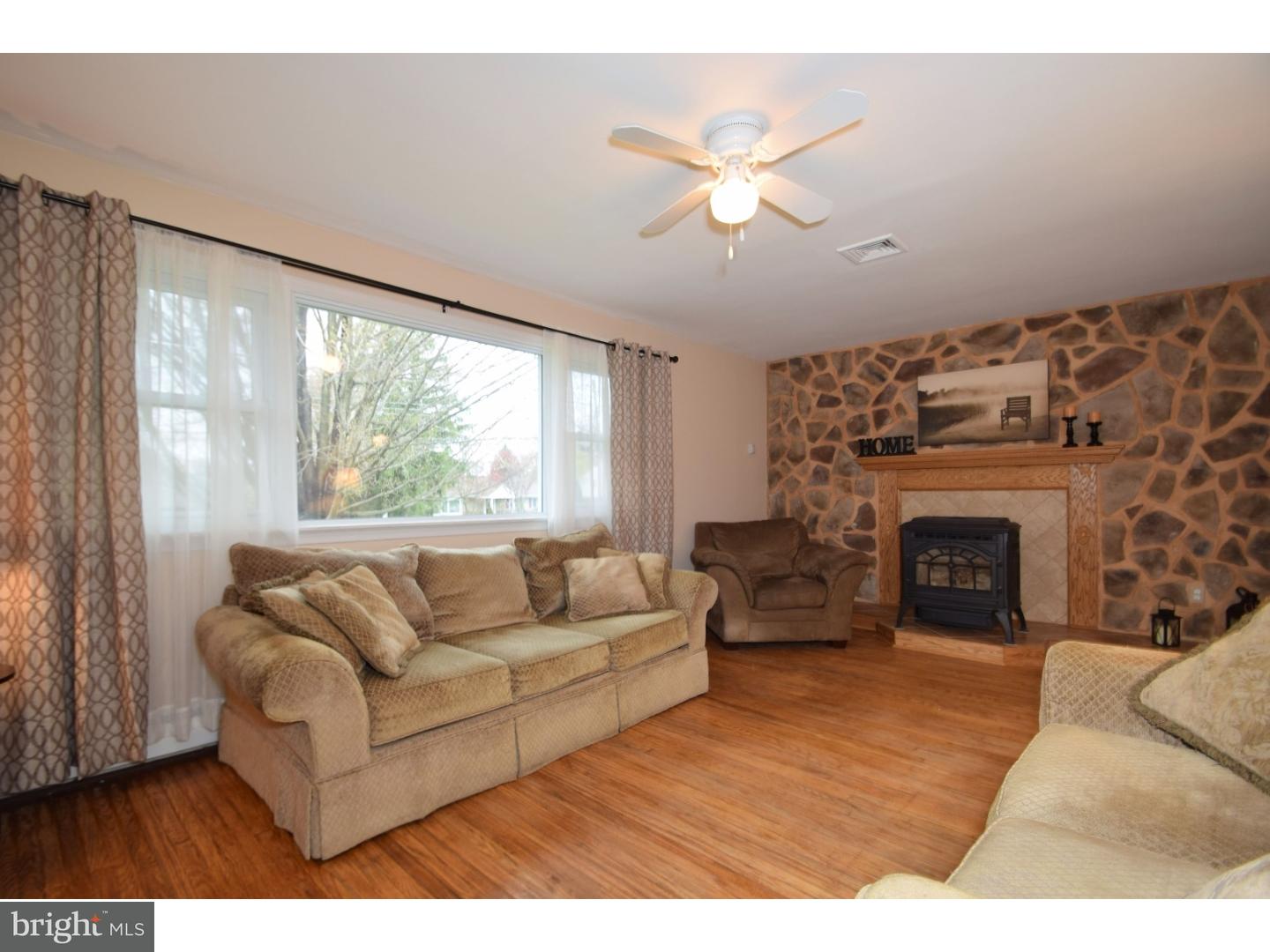 49 Starling Road Southampton, PA 18966 - Photo 4 of 25 Living Room