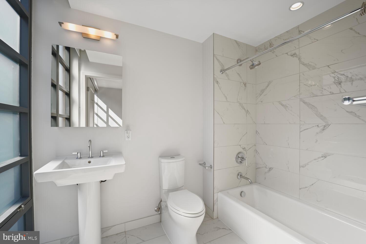 45 Sutton Square Southwest, Unit 1118 Washington, DC 20024 - Photo 30 of 63 2nd/guest bedroom ensuite bath