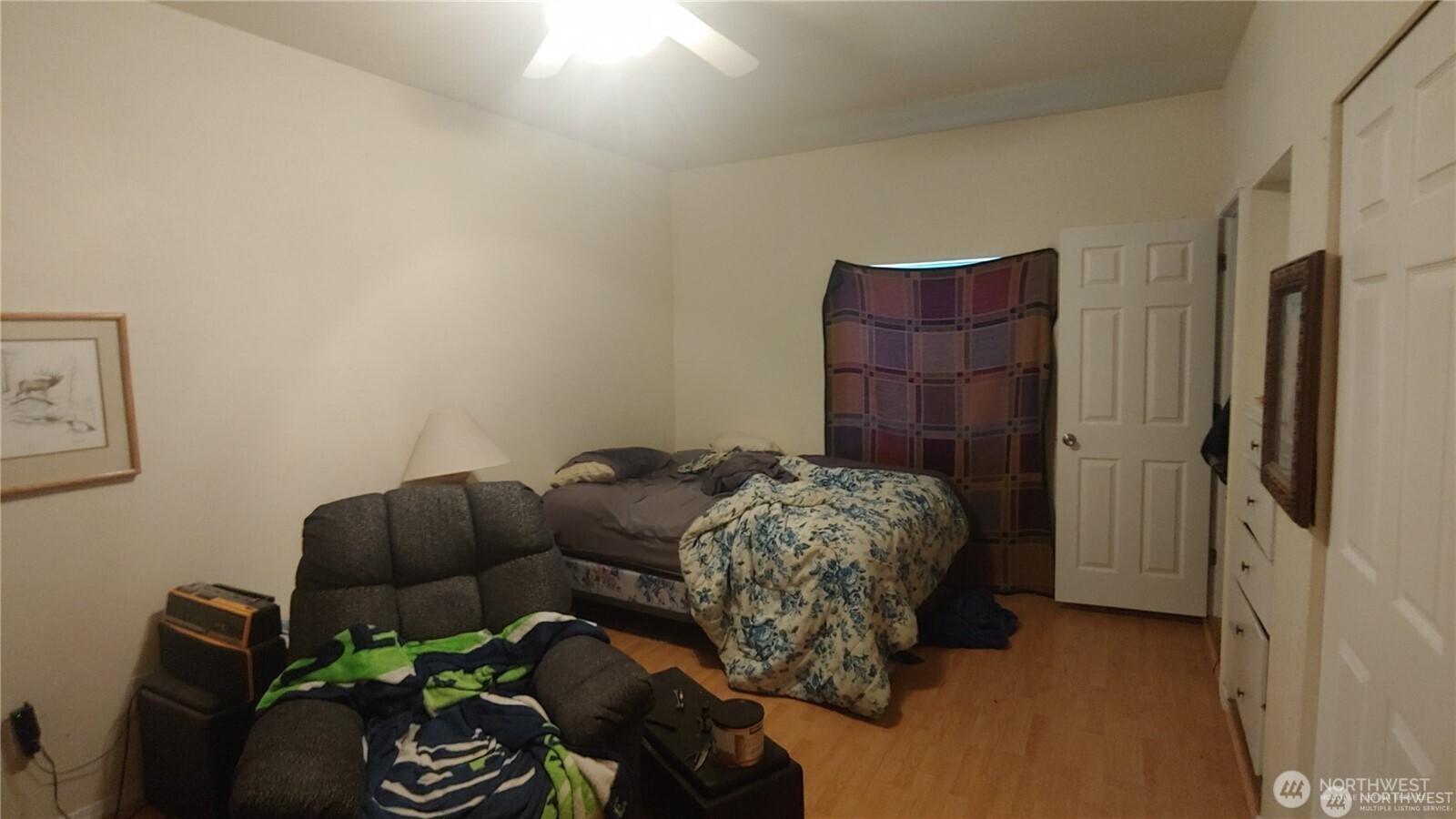 664 Rhoades Road Winlock, WA 98596 - Photo 20 of 26 a living room with furniture and a potted plant