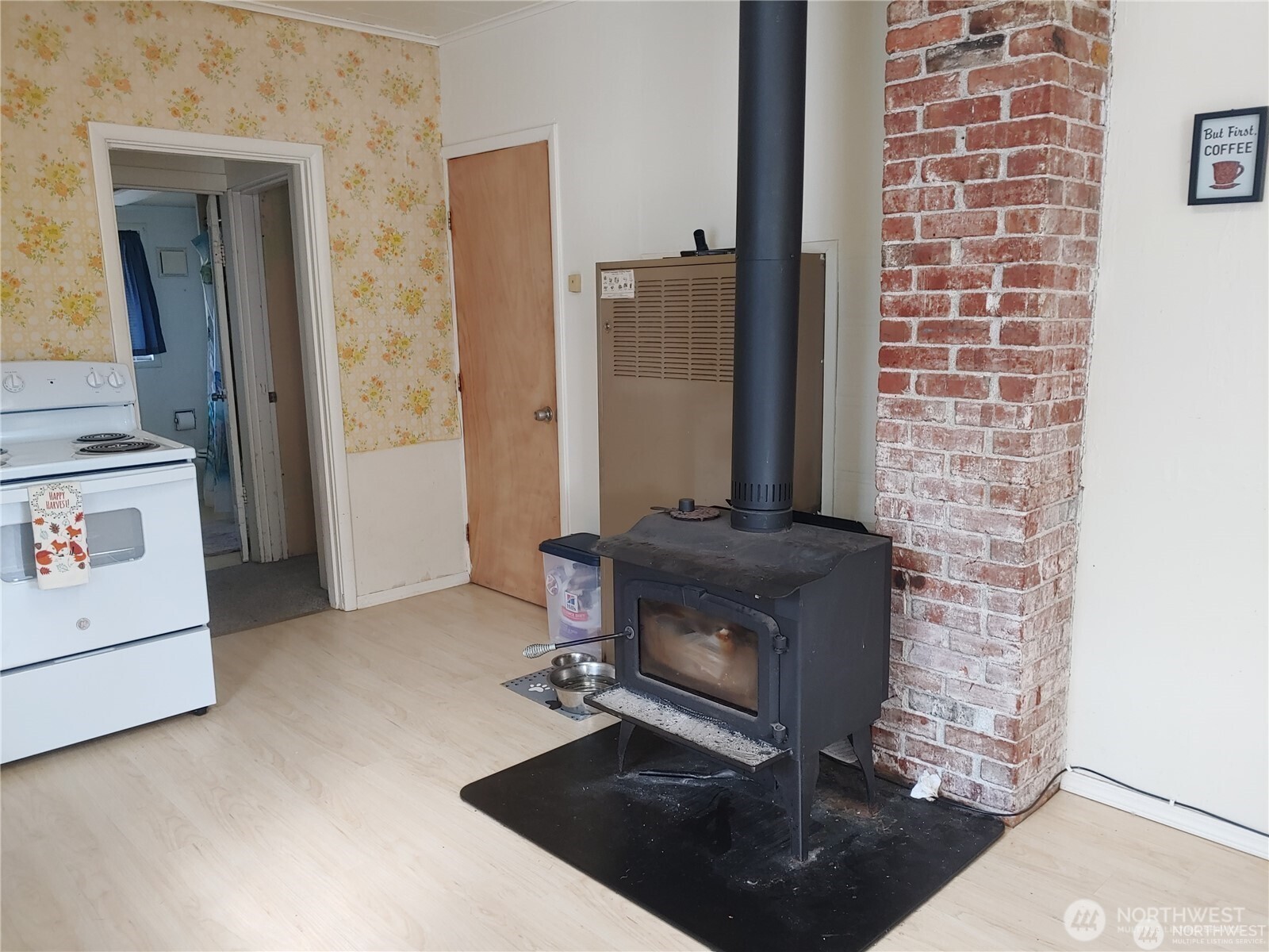 664 Rhoades Road Winlock, WA 98596 - Photo 9 of 26 a living room with a fireplace