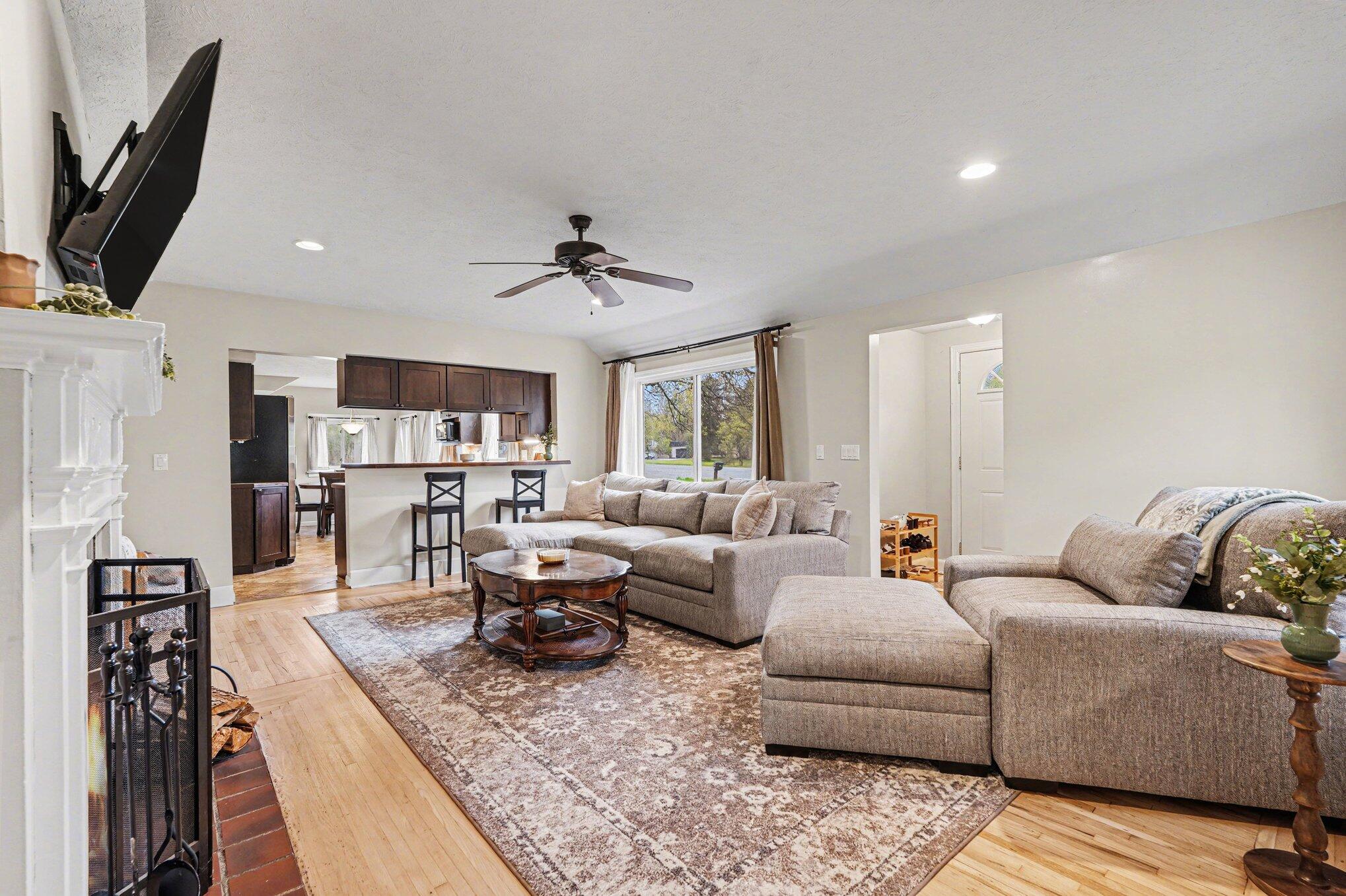 5610 Cascade Road Southeast Grand Rapids, MI 49546 - Photo 3 of 19 005_file_4357