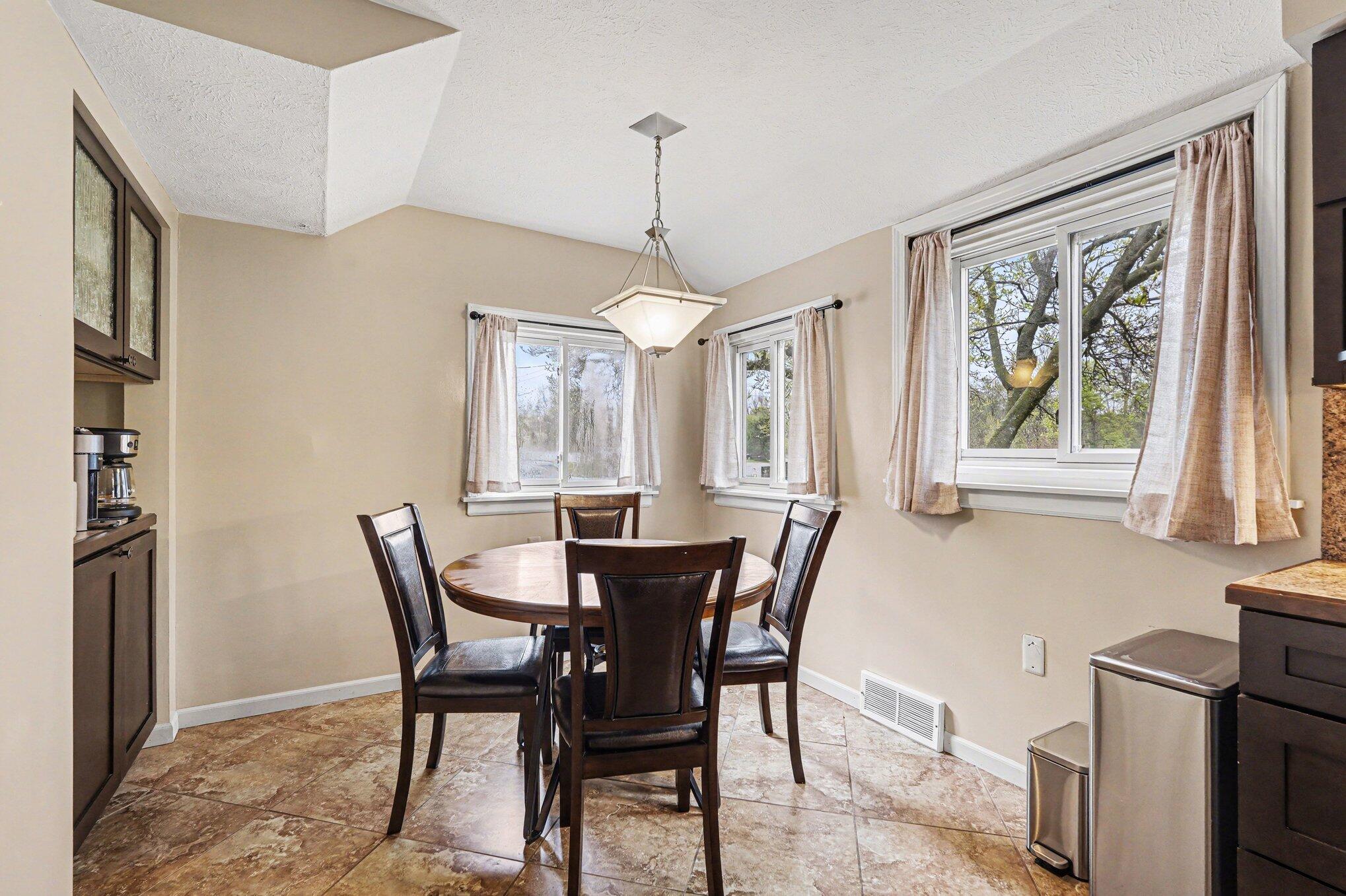 5610 Cascade Road Southeast Grand Rapids, MI 49546 - Photo 9 of 19 011_file_7776