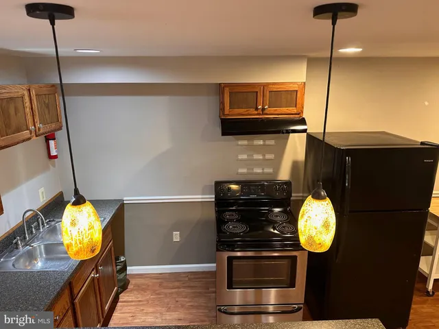 a view of entryway and kitchen