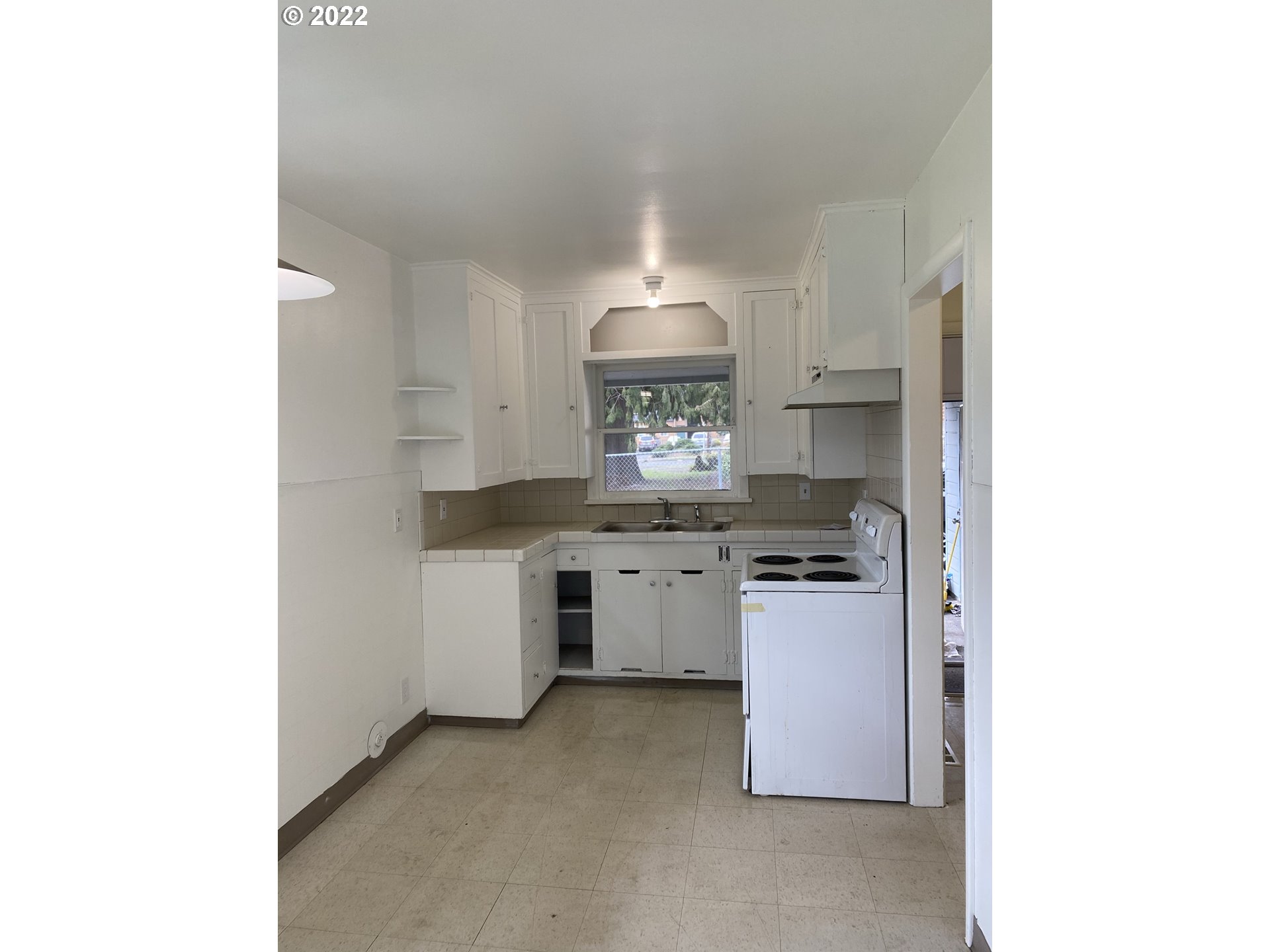 15725 Southeast Stark Street Portland, OR 97233 - Photo 6 of 28