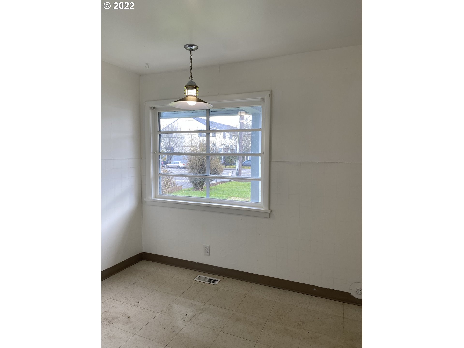 15725 Southeast Stark Street Portland, OR 97233 - Photo 7 of 28